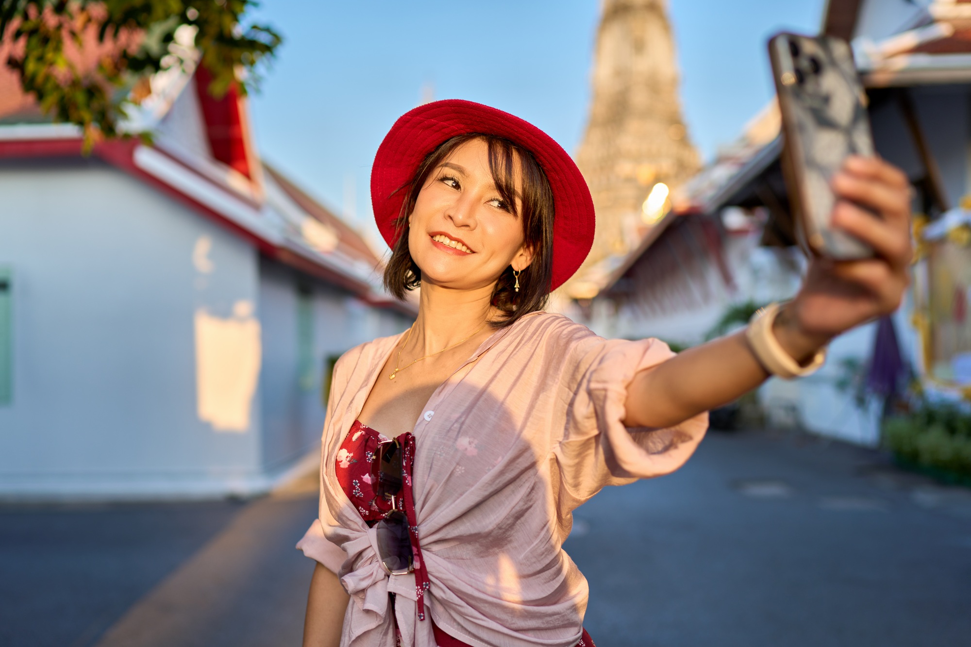 thai woman at wat arun bangkok thailand taking selfie